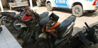 petugas saat melakukan evakuasi kendaraan lakalantas truk tabrak 6 kendaraan motor di Jombang./bongkah.id/Karimatul Maslahah/