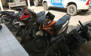petugas saat melakukan evakuasi kendaraan lakalantas truk tabrak 6 kendaraan motor di Jombang./bongkah.id/Karimatul Maslahah/