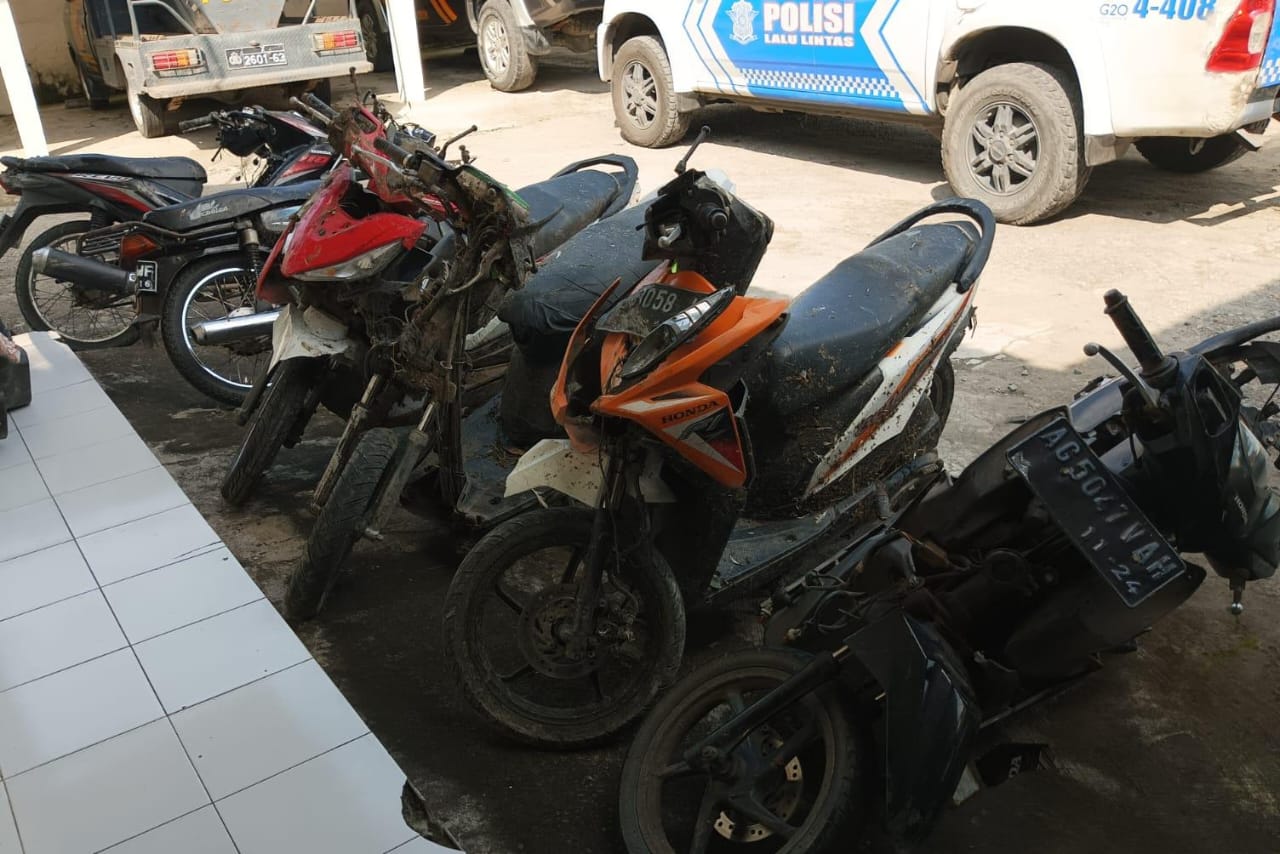 1000784764 petugas saat melakukan evakuasi kendaraan lakalantas truk tabrak 6 kendaraan motor di Jombang./bongkah.id/Karimatul Maslahah/