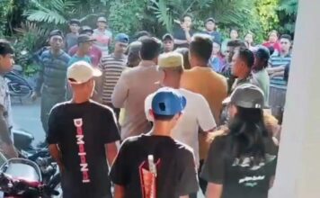 Pria diduga pencuri saat diamankan warga./bongkah.id/Karimatul Maslahah/