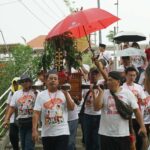 Papan arwah bertuliskan Gus Dur diarak menuju makam Presiden ke-4 KH Abdurrahman Wahid di Tebuireng Jombang, Sabtu (31/5/2025). Bongkah.id/Karimatul Maslahah/