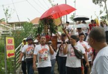 Papan arwah bertuliskan Gus Dur diarak menuju makam Presiden ke-4 KH Abdurrahman Wahid di Tebuireng Jombang, Sabtu (31/5/2025). Bongkah.id/Karimatul Maslahah/