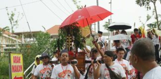 Papan arwah bertuliskan Gus Dur diarak menuju makam Presiden ke-4 KH Abdurrahman Wahid di Tebuireng Jombang, Sabtu (31/5/2025). Bongkah.id/Karimatul Maslahah/