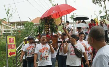 Papan arwah bertuliskan Gus Dur diarak menuju makam Presiden ke-4 KH Abdurrahman Wahid di Tebuireng Jombang, Sabtu (31/5/2025). Bongkah.id/Karimatul Maslahah/