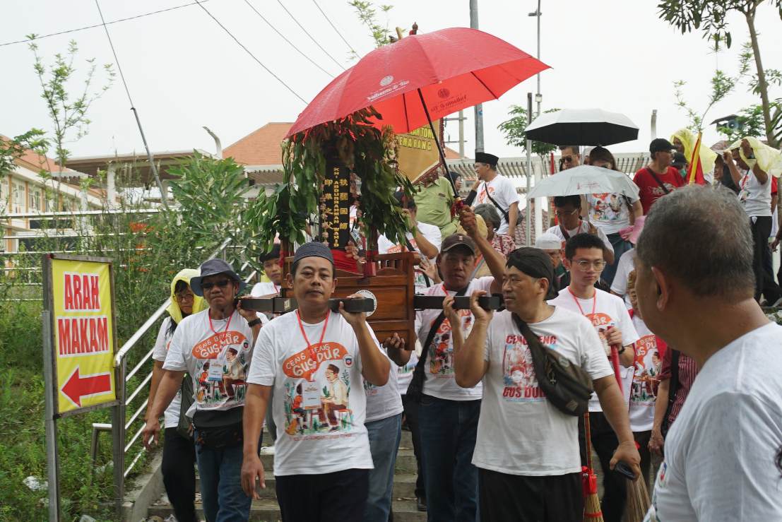 1000787764 Papan arwah bertuliskan Gus Dur diarak menuju makam Presiden ke-4 KH Abdurrahman Wahid di Tebuireng Jombang, Sabtu (31/5/2025). Bongkah.id/Karimatul Maslahah/