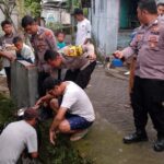 Lansia tercebur ke dalam selokan di Jalan Melati Gang 1, Kelurahan Jember Kidul, Kecamatan Kaliwates, Jember, pada Minggu (1/6/2025).Bongkah.id/Muhammad Hatta/