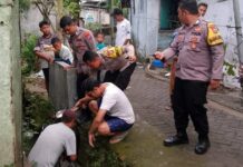 Lansia tercebur ke dalam selokan di Jalan Melati Gang 1, Kelurahan Jember Kidul, Kecamatan Kaliwates, Jember, pada Minggu (1/6/2025).Bongkah.id/Muhammad Hatta/