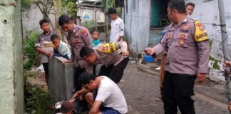 Lansia tercebur ke dalam selokan di Jalan Melati Gang 1, Kelurahan Jember Kidul, Kecamatan Kaliwates, Jember, pada Minggu (1/6/2025).Bongkah.id/Muhammad Hatta/