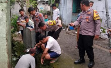 Lansia tercebur ke dalam selokan di Jalan Melati Gang 1, Kelurahan Jember Kidul, Kecamatan Kaliwates, Jember, pada Minggu (1/6/2025).Bongkah.id/Muhammad Hatta/