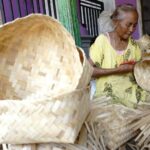 Susanti, warga Desa Kertorejo, Kecamatan Ngoro, Kabupaten Jombang, saat memproduksi besek./bongkah.id/Karimatul Maslahah/