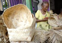 Susanti, warga Desa Kertorejo, Kecamatan Ngoro, Kabupaten Jombang, saat memproduksi besek./bongkah.id/Karimatul Maslahah/
