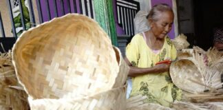 Susanti, warga Desa Kertorejo, Kecamatan Ngoro, Kabupaten Jombang, saat memproduksi besek./bongkah.id/Karimatul Maslahah/