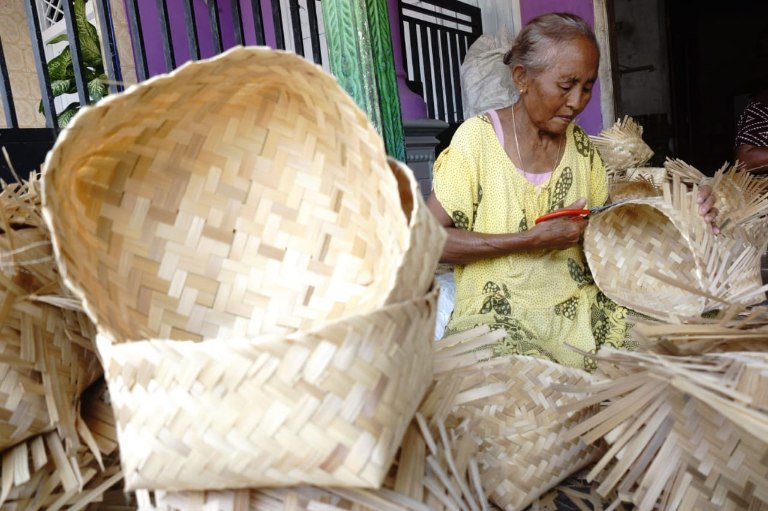 1000791500 Susanti, warga Desa Kertorejo, Kecamatan Ngoro, Kabupaten Jombang, saat memproduksi besek./bongkah.id/Karimatul Maslahah/