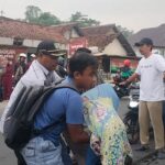 Korban lakalantas di jalan raya bandung, Diwek, Jombang, sebelum dievakuasi./bongkah.id/Karimatul Maslahah/