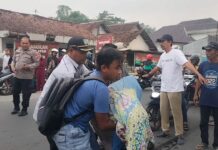 Korban lakalantas di jalan raya bandung, Diwek, Jombang, sebelum dievakuasi./bongkah.id/Karimatul Maslahah/