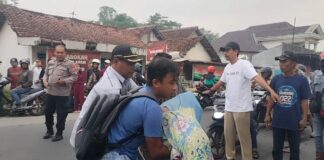 Korban lakalantas di jalan raya bandung, Diwek, Jombang, sebelum dievakuasi./bongkah.id/Karimatul Maslahah/