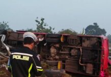 Bus terguling di tol Jombang -Mojokerto, Selasa (3/6/2025). Bongkah.id/Karimatul Maslahah/