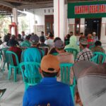 Para petani saat mendatangi kantor desa Balongsari/bongkah.id/Karimatul Maslahah/