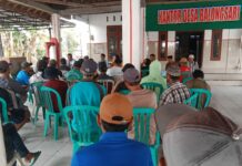 Para petani saat mendatangi kantor desa Balongsari/bongkah.id/Karimatul Maslahah/
