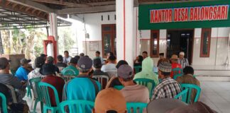 Para petani saat mendatangi kantor desa Balongsari/bongkah.id/Karimatul Maslahah/