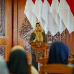 Wali Kota Mojokerto, Ika Puspitasari di hadapan puluhan kepala sekolah, komite, dan operator sistem pendidikan dasar hingga madrasah, Senin (2/6/2025).