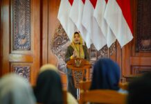 Wali Kota Mojokerto, Ika Puspitasari di hadapan puluhan kepala sekolah, komite, dan operator sistem pendidikan dasar hingga madrasah, Senin (2/6/2025).