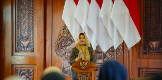 Wali Kota Mojokerto, Ika Puspitasari di hadapan puluhan kepala sekolah, komite, dan operator sistem pendidikan dasar hingga madrasah, Senin (2/6/2025).