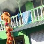 Petugas damkar Jember berusaha menyelamatkan penghuni dan memadamkan api yang membakar rumah kos, Selasa (3/6/2025). Bongkah.id/Muhammad Hatta/