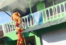 Petugas damkar Jember berusaha menyelamatkan penghuni dan memadamkan api yang membakar rumah kos, Selasa (3/6/2025). Bongkah.id/Muhammad Hatta/