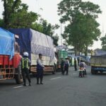 Petugas saat memeriksa kendaraan saat sosialisasi program zero over loading dan over dimensi di Jombang, Rabu (4/6/2025). Bongkah.id/Karimatul Maslahah/