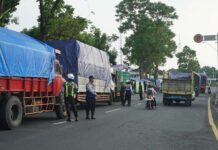 Petugas saat memeriksa kendaraan saat sosialisasi program zero over loading dan over dimensi di Jombang, Rabu (4/6/2025). Bongkah.id/Karimatul Maslahah/