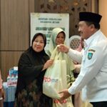 Bupati Jombang Warsubi menyerahkan paket sembako secara simbolis kepada guru ngaji, Rabu (4/6/2025). Bongkah.id/Karimatul Maslahah/