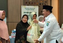 Bupati Jombang Warsubi menyerahkan paket sembako secara simbolis kepada guru ngaji, Rabu (4/6/2025). Bongkah.id/Karimatul Maslahah/