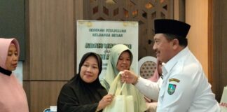 Bupati Jombang Warsubi menyerahkan paket sembako secara simbolis kepada guru ngaji, Rabu (4/6/2025). Bongkah.id/Karimatul Maslahah/