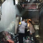 petugas saat melakukan penyelidikan di kediaman Mukriiah warga Desa Bandung, Diwek Jombang./bongkah.id/Karimatul Maslahah/