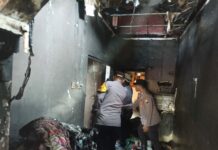 petugas saat melakukan penyelidikan di kediaman Mukriiah warga Desa Bandung, Diwek Jombang./bongkah.id/Karimatul Maslahah/