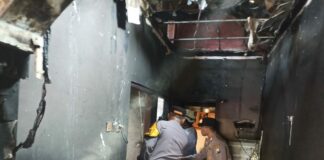 petugas saat melakukan penyelidikan di kediaman Mukriiah warga Desa Bandung, Diwek Jombang./bongkah.id/Karimatul Maslahah/