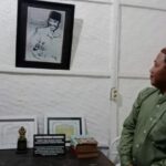 Pemerhati sejarah, Cak Arif saat berkunjung ke ruang tidur Soekarno di Situs Persada Kediri./bongkah.id/Karimatul Maslahah/