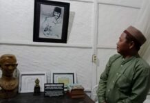 Pemerhati sejarah, Cak Arif saat berkunjung ke ruang tidur Soekarno di Situs Persada Kediri./bongkah.id/Karimatul Maslahah/