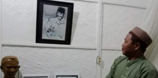 Pemerhati sejarah, Cak Arif saat berkunjung ke ruang tidur Soekarno di Situs Persada Kediri./bongkah.id/Karimatul Maslahah/