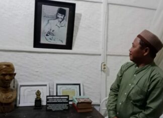 Pemerhati sejarah, Cak Arif saat berkunjung ke ruang tidur Soekarno di Situs Persada Kediri./bongkah.id/Karimatul Maslahah/