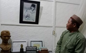 Pemerhati sejarah, Cak Arif saat berkunjung ke ruang tidur Soekarno di Situs Persada Kediri./bongkah.id/Karimatul Maslahah/