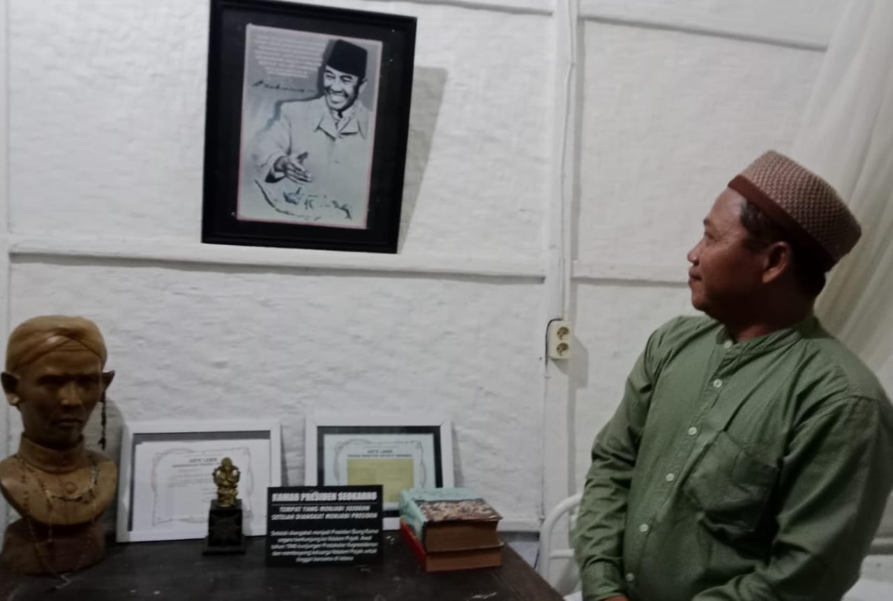 1000800480 Pemerhati sejarah, Cak Arif saat berkunjung ke ruang tidur Soekarno di Situs Persada Kediri./bongkah.id/Karimatul Maslahah/