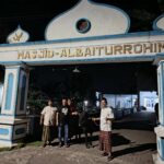 Anggota komisi A DPRD Jatim Eko Yulianto mengantarkan sapi kurban di Masjid Al Baiturrohim di lingkungan Panji, Sumbersari, Jember. Bongkah.id/Muhammad Hatta/