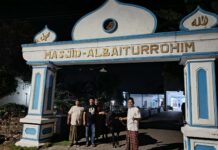 Anggota komisi A DPRD Jatim Eko Yulianto mengantarkan sapi kurban di Masjid Al Baiturrohim di lingkungan Panji, Sumbersari, Jember. Bongkah.id/Muhammad Hatta/