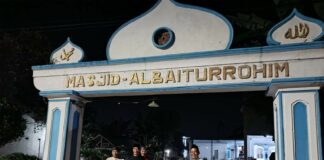 Anggota komisi A DPRD Jatim Eko Yulianto mengantarkan sapi kurban di Masjid Al Baiturrohim di lingkungan Panji, Sumbersari, Jember. Bongkah.id/Muhammad Hatta/
