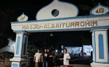 Anggota komisi A DPRD Jatim Eko Yulianto mengantarkan sapi kurban di Masjid Al Baiturrohim di lingkungan Panji, Sumbersari, Jember. Bongkah.id/Muhammad Hatta/