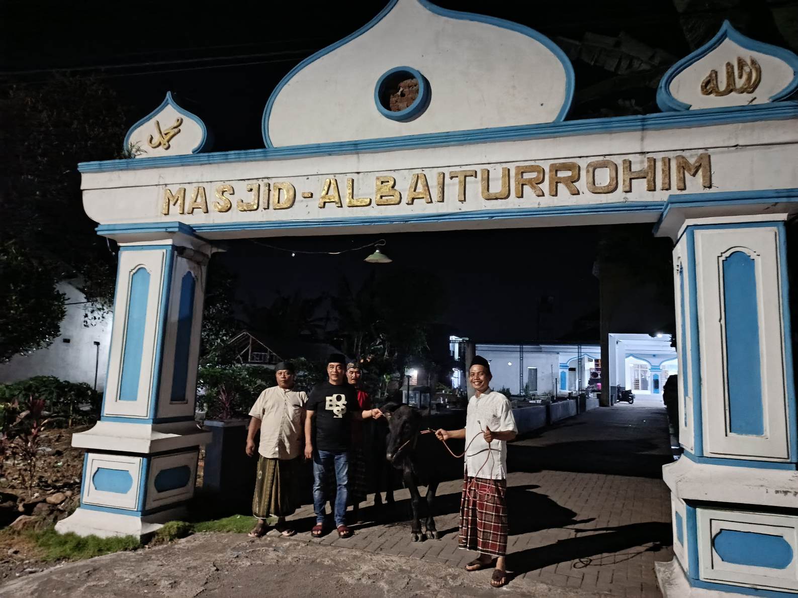 1000800509 Anggota komisi A DPRD Jatim Eko Yulianto mengantarkan sapi kurban di Masjid Al Baiturrohim di lingkungan Panji, Sumbersari, Jember. Bongkah.id/Muhammad Hatta/