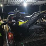 petugas kepolisian saat melakukan evakuasi kendaraan lakalantas jalan raya desa mancar./bongkah.id/Karimatul Maslahah/