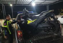 petugas kepolisian saat melakukan evakuasi kendaraan lakalantas jalan raya desa mancar./bongkah.id/Karimatul Maslahah/